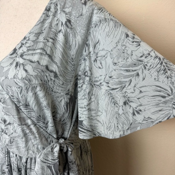 Ivy City Co Misty Island Maxi Wrap Dress Blue Gray
Floral V-neck Short Sleeve - Picture 10 of 15